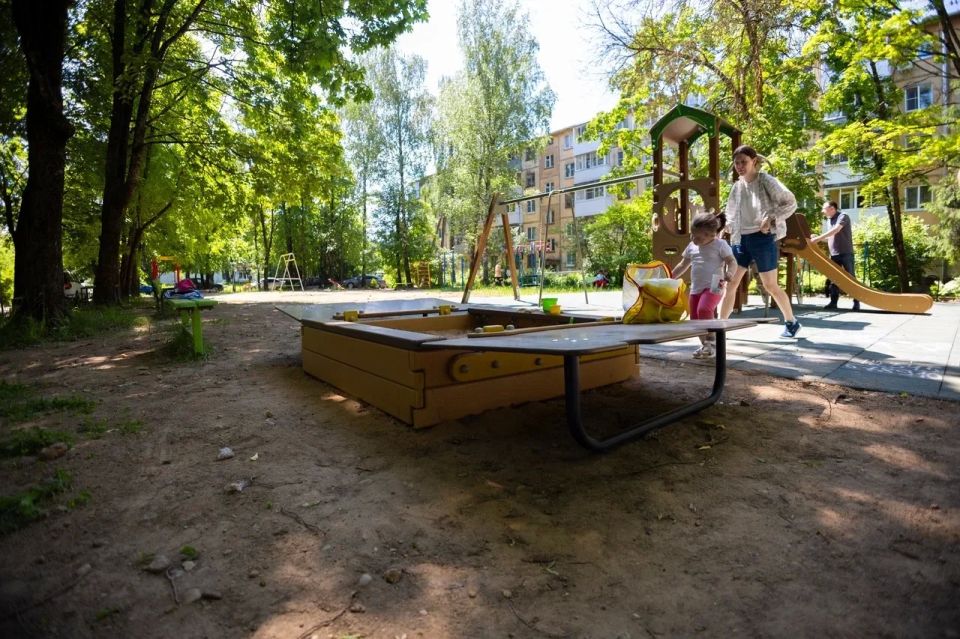 Александр Новиков: В Ленинском районе Смоленска появились три новые детские площадки – современные и безопасные, с резиновым покрытием Александр Новиков: В Ленинском районе Смоленска появились три новые детские площадки – современные и безопасные, с резиновым покрытием