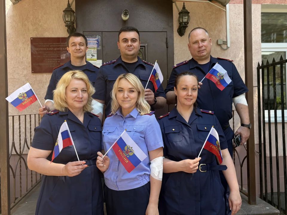 Сотрудники СУ СК России по Смоленской области приняли участие в акции по сдаче крови в преддверии Дня России Сотрудники СУ СК России по Смоленской области приняли участие в акции по сдаче крови в преддверии Дня России