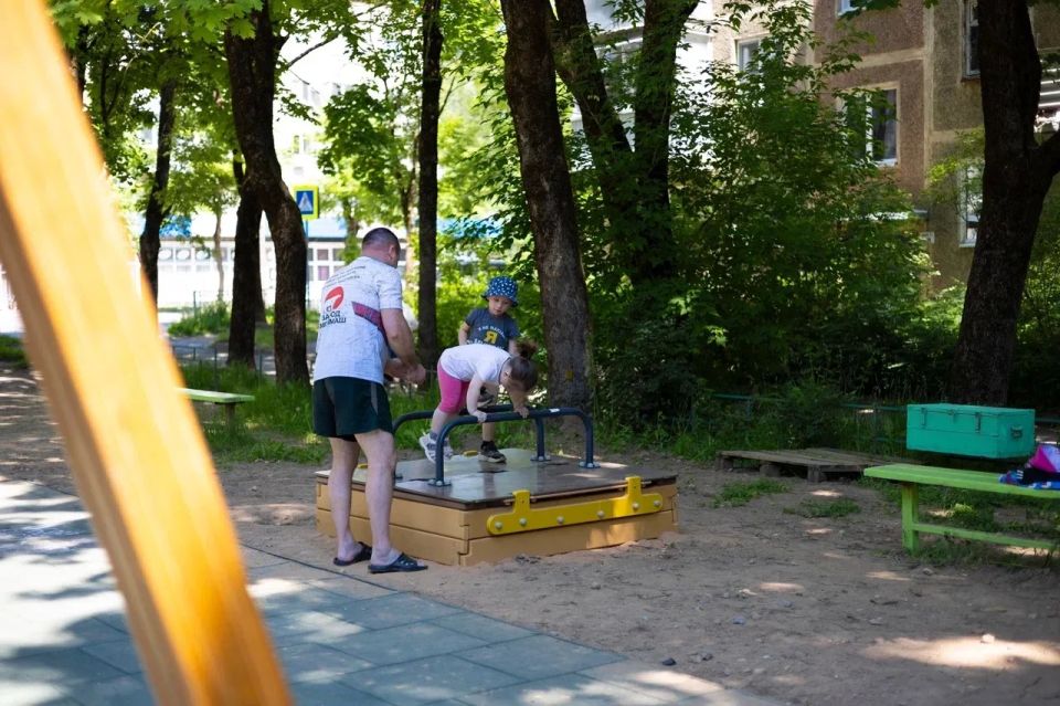 Александр Новиков: В Ленинском районе Смоленска появились три новые детские площадки – современные и безопасные, с резиновым покрытием Александр Новиков: В Ленинском районе Смоленска появились три новые детские площадки – современные и безопасные, с резиновым покрытием