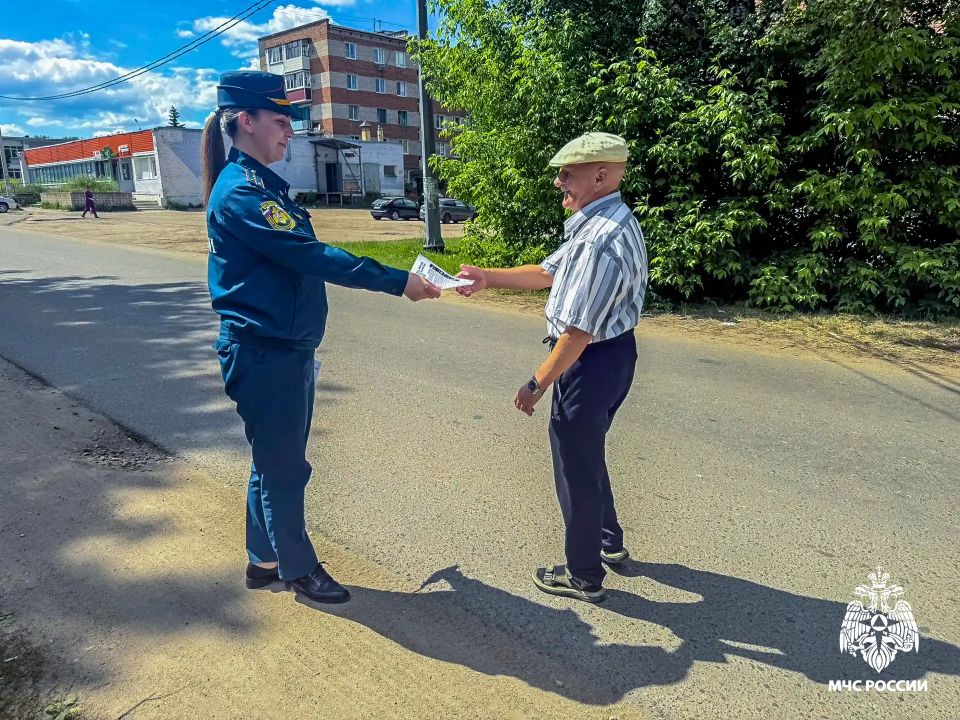 Инспекторы МЧС России идут в народ, чтобы предотвратить трагедии Инспекторы МЧС России идут в народ, чтобы предотвратить трагедии