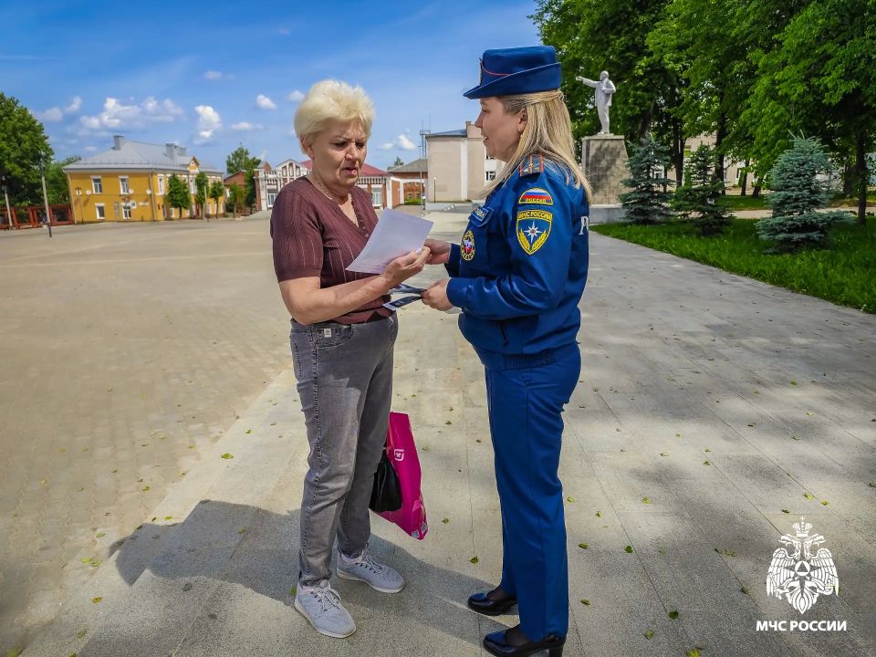 Инспекторы МЧС России идут в народ, чтобы предотвратить трагедии Инспекторы МЧС России идут в народ, чтобы предотвратить трагедии