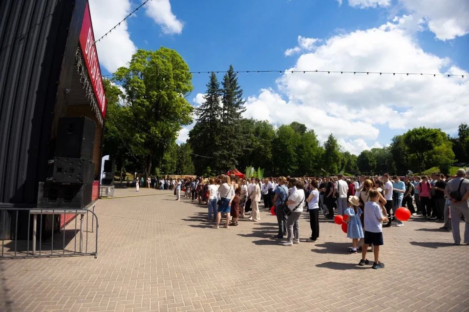 Александр Новиков: В Лопатинском саду на Массовом поле сегодня было по-настоящему вкусно и многолюдно Александр Новиков: В Лопатинском саду на Массовом поле сегодня было по-настоящему вкусно и многолюдно