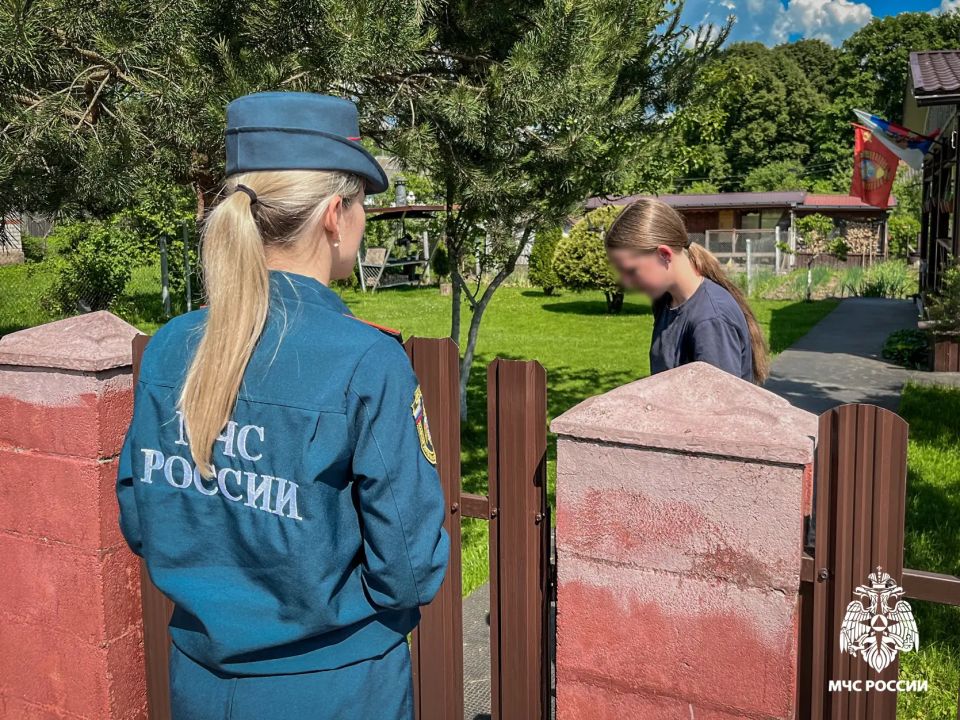 Сотрудники МЧС России посетили частный сектор Сотрудники МЧС России посетили частный сектор