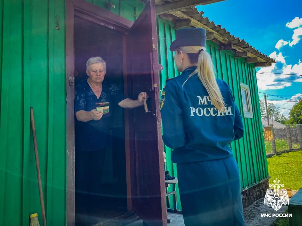 Сотрудники МЧС России посетили частный сектор Сотрудники МЧС России посетили частный сектор