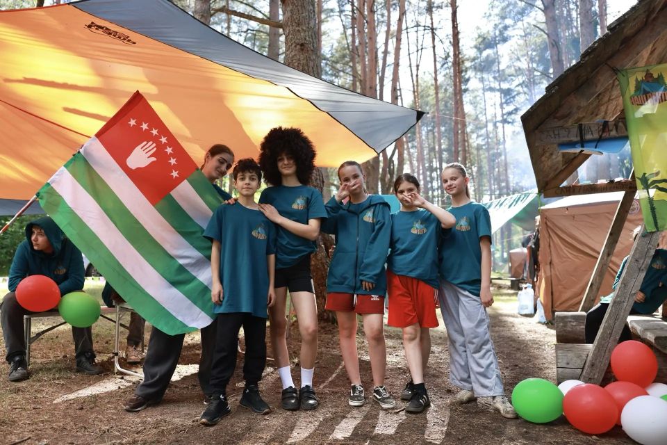 Василий Анохин: Ребята из разных регионов России и зарубежья учатся полезным навыкам и находят новых друзей на Международном туристическом слете "Наш вектор" Василий Анохин: Ребята из разных регионов России и зарубежья учатся полезным навыкам и находят новых друзей на Международном туристическом слете "Наш вектор"