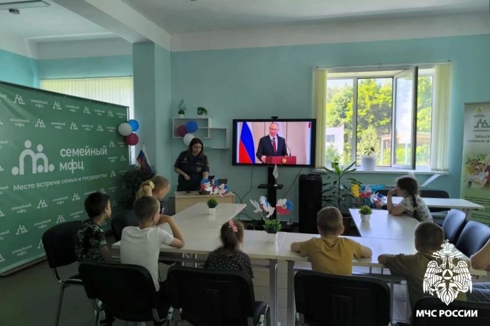 О России с любовью. Сотрудники специального пожарно-спасательного подразделения города Десногорска провели мероприятие для воспитанников Смоленского областного государственного бюджетного учреждения «Десногорский центр... О России с любовью. Сотрудники специального пожарно-спасательного подразделения города Десногорска провели мероприятие для воспитанников Смоленского областного государственного бюджетного учреждения «Десногорский центр...