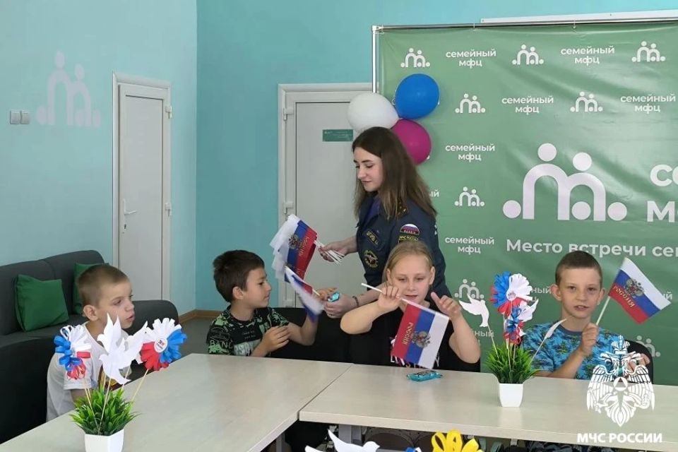 О России с любовью. Сотрудники специального пожарно-спасательного подразделения города Десногорска провели мероприятие для воспитанников Смоленского областного государственного бюджетного учреждения «Десногорский центр... О России с любовью. Сотрудники специального пожарно-спасательного подразделения города Десногорска провели мероприятие для воспитанников Смоленского областного государственного бюджетного учреждения «Десногорский центр...