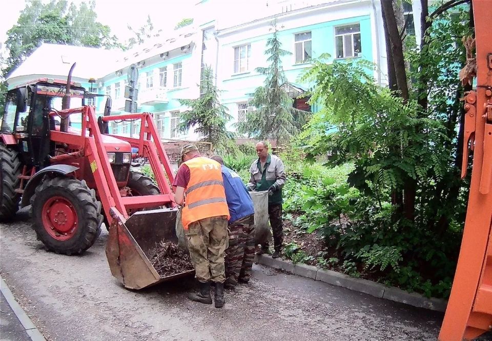 Смоленские коммунальщики борются с последствиями летней непогоды Смоленские коммунальщики борются с последствиями летней непогоды