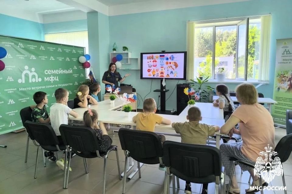 О России с любовью. Сотрудники специального пожарно-спасательного подразделения города Десногорска провели мероприятие для воспитанников Смоленского областного государственного бюджетного учреждения «Десногорский центр... О России с любовью. Сотрудники специального пожарно-спасательного подразделения города Десногорска провели мероприятие для воспитанников Смоленского областного государственного бюджетного учреждения «Десногорский центр...
