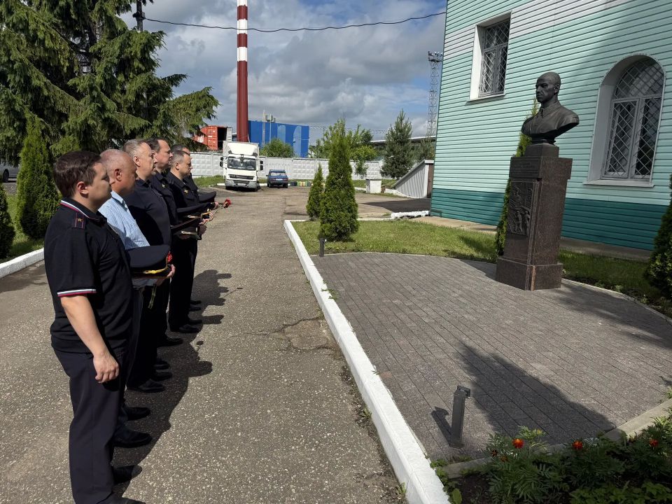 В преддверии Дня памяти и скорби смоленские транспортные полицейские и общественники почтили память земляка В преддверии Дня памяти и скорби смоленские транспортные полицейские и общественники почтили память земляка
