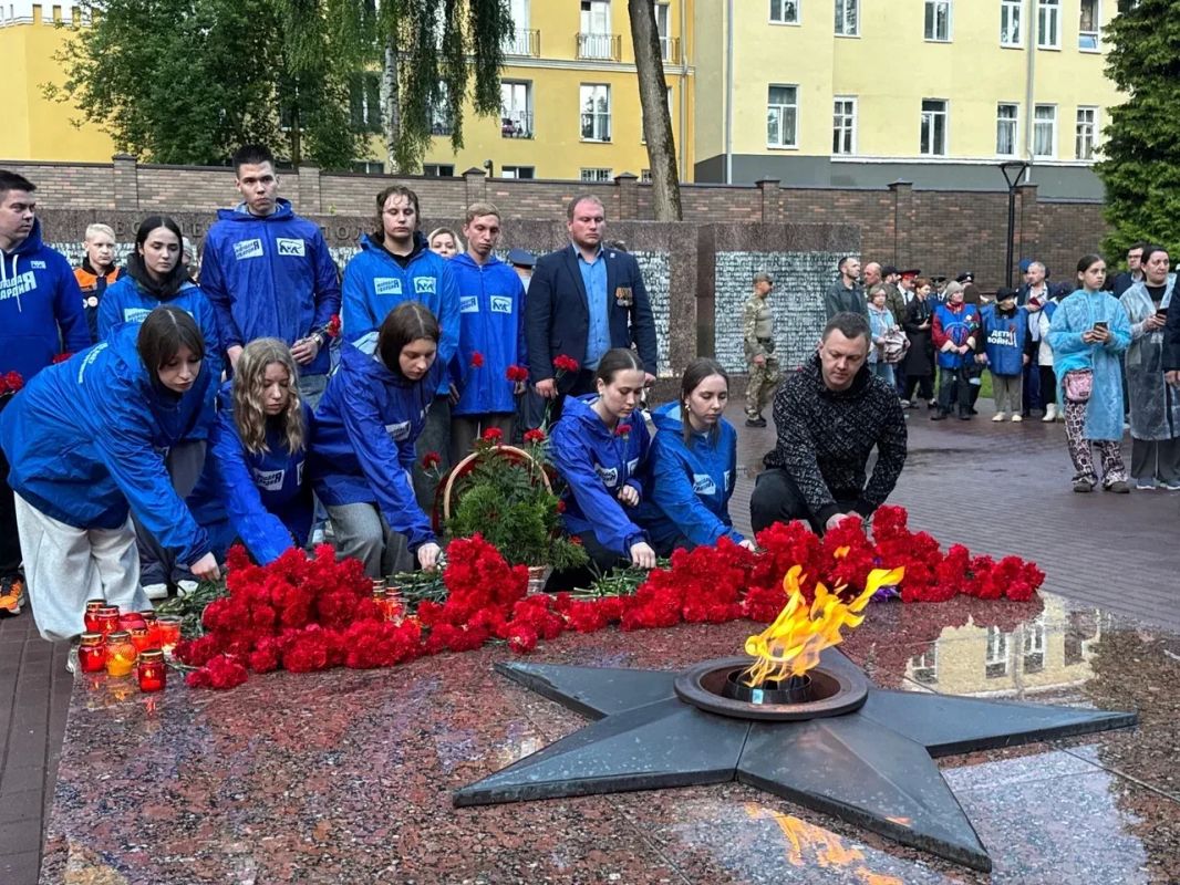 Александр Новиков: Сегодня, В День памяти и скорби, мы снова собрались у Вечного огня в сквере Памяти Героев, чтобы почтить память тех, кто отдал свои жизни за нашу свободу Александр Новиков: Сегодня, В День памяти и скорби, мы снова собрались у Вечного огня в сквере Памяти Героев, чтобы почтить память тех, кто отдал свои жизни за нашу свободу