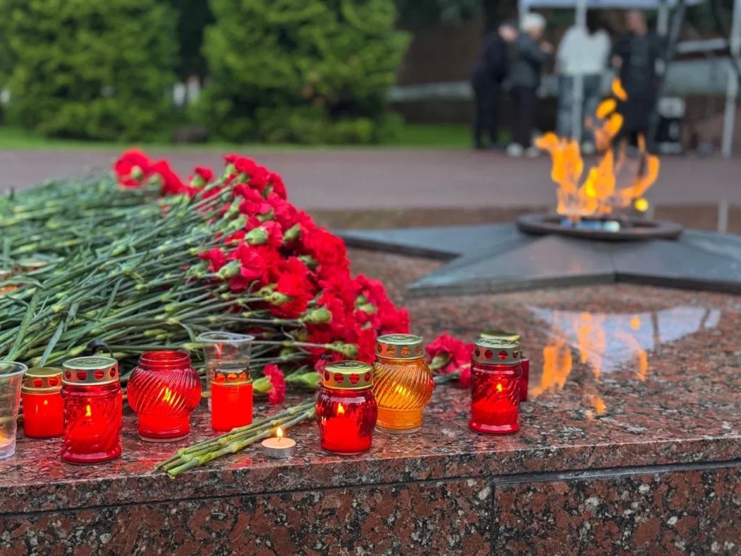 Александр Новиков: Сегодня, В День памяти и скорби, мы снова собрались у Вечного огня в сквере Памяти Героев, чтобы почтить память тех, кто отдал свои жизни за нашу свободу Александр Новиков: Сегодня, В День памяти и скорби, мы снова собрались у Вечного огня в сквере Памяти Героев, чтобы почтить память тех, кто отдал свои жизни за нашу свободу