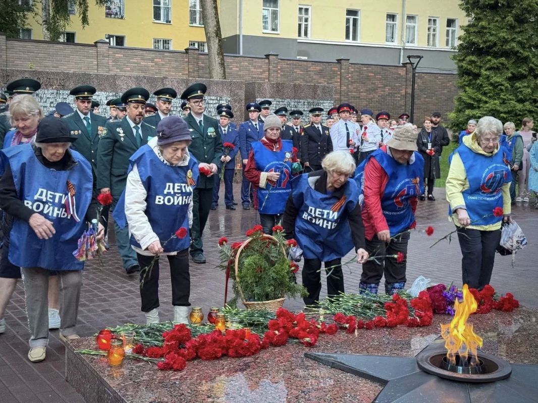 Александр Новиков: Сегодня, В День памяти и скорби, мы снова собрались у Вечного огня в сквере Памяти Героев, чтобы почтить память тех, кто отдал свои жизни за нашу свободу Александр Новиков: Сегодня, В День памяти и скорби, мы снова собрались у Вечного огня в сквере Памяти Героев, чтобы почтить память тех, кто отдал свои жизни за нашу свободу