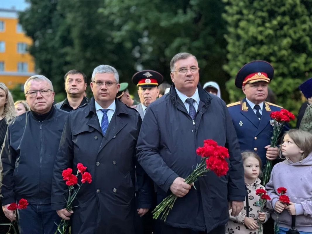 Александр Новиков: Сегодня, В День памяти и скорби, мы снова собрались у Вечного огня в сквере Памяти Героев, чтобы почтить память тех, кто отдал свои жизни за нашу свободу Александр Новиков: Сегодня, В День памяти и скорби, мы снова собрались у Вечного огня в сквере Памяти Героев, чтобы почтить память тех, кто отдал свои жизни за нашу свободу
