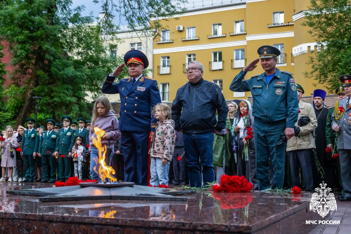 Мы помним! Мы чтим!. В 4 часа утра, в тот самый момент, когда 85 лет назад началась Великая Отечественная война, сотрудники МЧС России по Смоленской области во главе с генерал-майором внутренней службы Алексеем Назарко... Мы помним! Мы чтим!. В 4 часа утра, в тот самый момент, когда 85 лет назад началась Великая Отечественная война, сотрудники МЧС России по Смоленской области во главе с генерал-майором внутренней службы Алексеем Назарко...