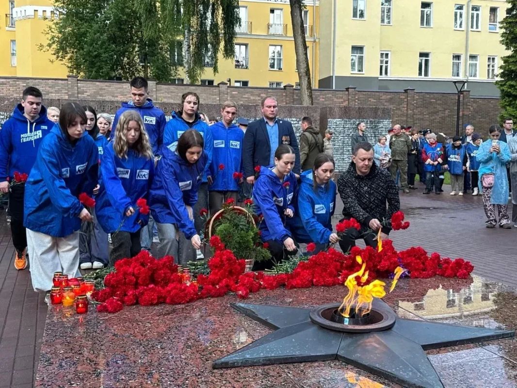 Сегодня в нашей стране – День памяти и скорби Сегодня в нашей стране – День памяти и скорби