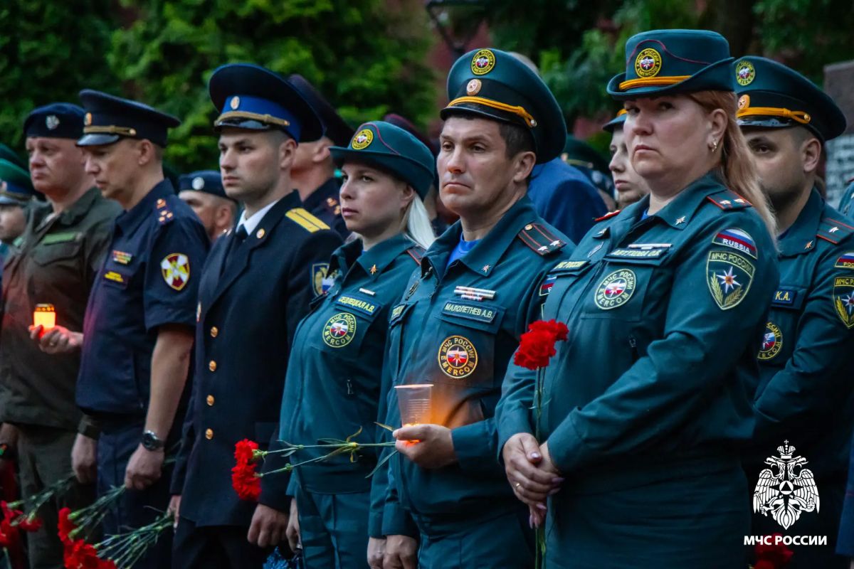 Мы помним! Мы чтим!. В 4 часа утра, в тот самый момент, когда 85 лет назад началась Великая Отечественная война, сотрудники МЧС России по Смоленской области во главе с генерал-майором внутренней службы Алексеем Назарко... Мы помним! Мы чтим!. В 4 часа утра, в тот самый момент, когда 85 лет назад началась Великая Отечественная война, сотрудники МЧС России по Смоленской области во главе с генерал-майором внутренней службы Алексеем Назарко...