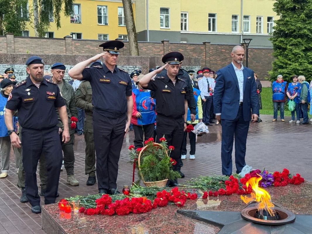 Александр Новиков: Сегодня, В День памяти и скорби, мы снова собрались у Вечного огня в сквере Памяти Героев, чтобы почтить память тех, кто отдал свои жизни за нашу свободу Александр Новиков: Сегодня, В День памяти и скорби, мы снова собрались у Вечного огня в сквере Памяти Героев, чтобы почтить память тех, кто отдал свои жизни за нашу свободу