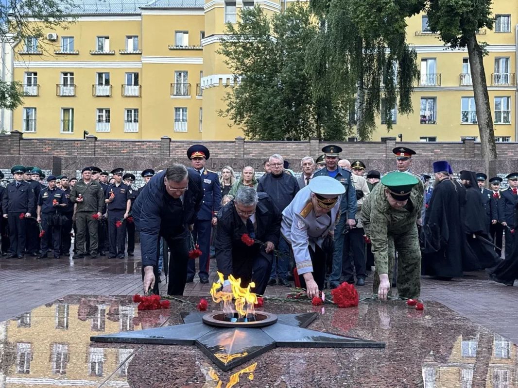Александр Новиков: Сегодня, В День памяти и скорби, мы снова собрались у Вечного огня в сквере Памяти Героев, чтобы почтить память тех, кто отдал свои жизни за нашу свободу Александр Новиков: Сегодня, В День памяти и скорби, мы снова собрались у Вечного огня в сквере Памяти Героев, чтобы почтить память тех, кто отдал свои жизни за нашу свободу