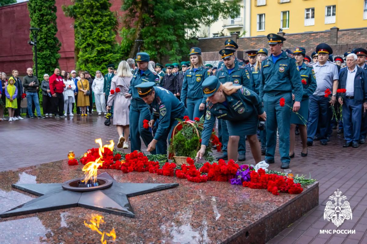 Мы помним! Мы чтим!. В 4 часа утра, в тот самый момент, когда 85 лет назад началась Великая Отечественная война, сотрудники МЧС России по Смоленской области во главе с генерал-майором внутренней службы Алексеем Назарко... Мы помним! Мы чтим!. В 4 часа утра, в тот самый момент, когда 85 лет назад началась Великая Отечественная война, сотрудники МЧС России по Смоленской области во главе с генерал-майором внутренней службы Алексеем Назарко...
