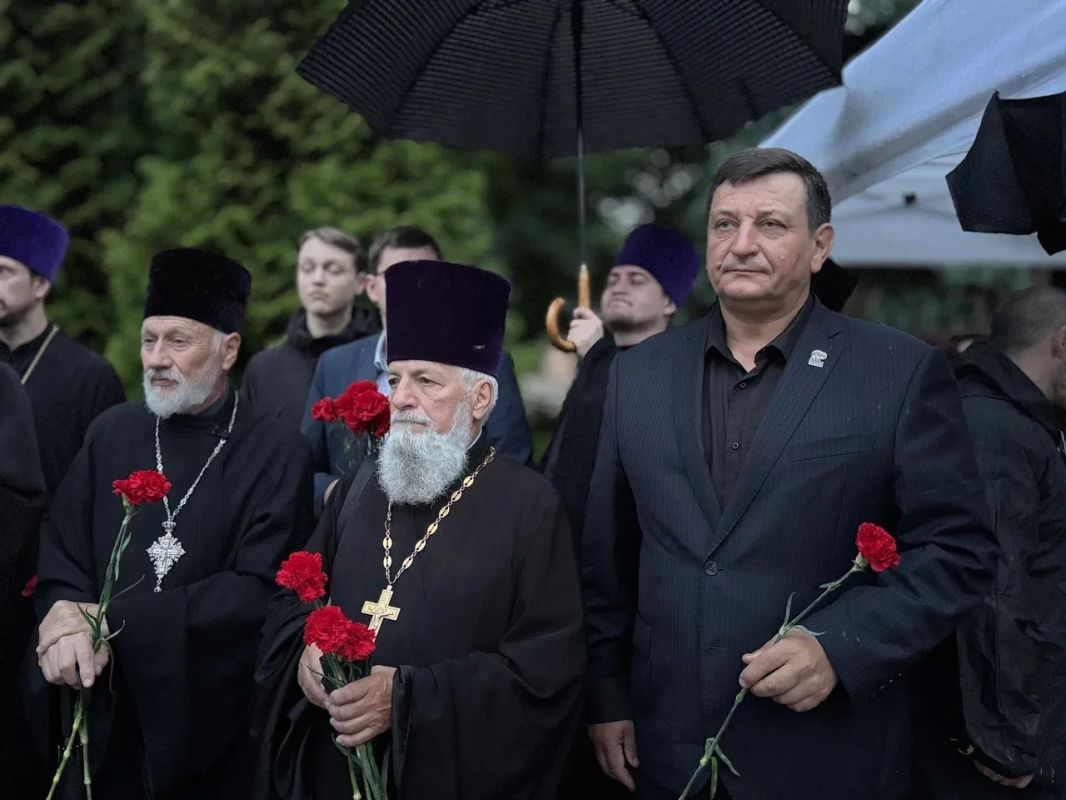 Александр Новиков: Сегодня, В День памяти и скорби, мы снова собрались у Вечного огня в сквере Памяти Героев, чтобы почтить память тех, кто отдал свои жизни за нашу свободу Александр Новиков: Сегодня, В День памяти и скорби, мы снова собрались у Вечного огня в сквере Памяти Героев, чтобы почтить память тех, кто отдал свои жизни за нашу свободу
