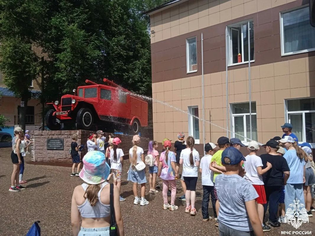 На экскурсию – всем большим отрядом! На экскурсию – всем большим отрядом!
