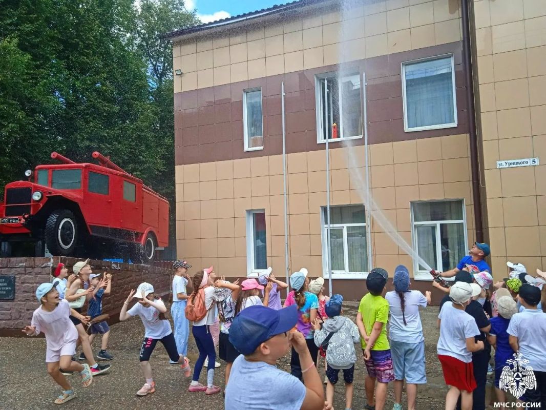 На экскурсию – всем большим отрядом! На экскурсию – всем большим отрядом!