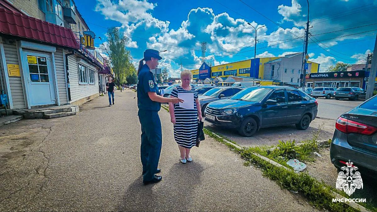 В городе Вязьма инспекторы межрайонного отдела надзорной деятельности и профилактической работы МЧС России усилили работу с населением В городе Вязьма инспекторы межрайонного отдела надзорной деятельности и профилактической работы МЧС России усилили работу с населением