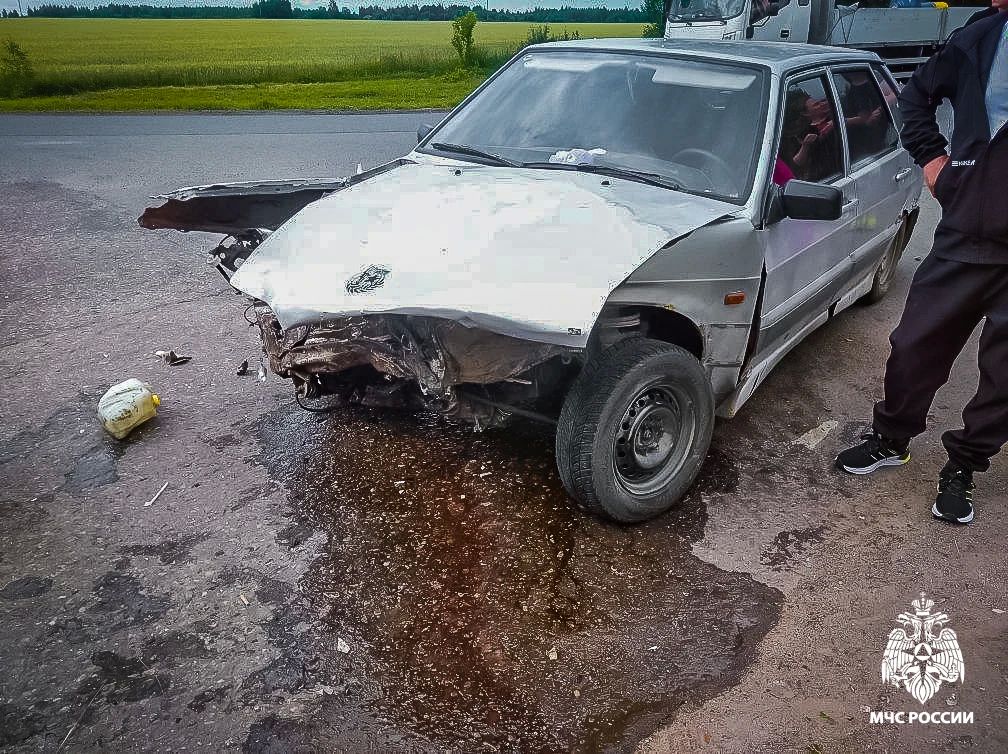 В четвертом часу дня на въезде в поселок Хиславичи, на пересечении улицы Ленина и объездной дороги, столкнулись два легковых автомобиля, после чего один из них съехал с дорожного полотна