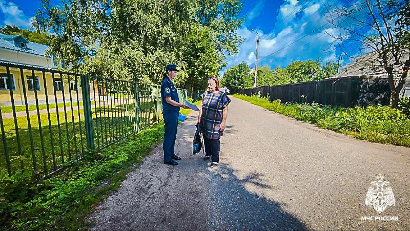 В городе Вязьма инспекторы межрайонного отдела надзорной деятельности и профилактической работы МЧС России усилили работу с населением В городе Вязьма инспекторы межрайонного отдела надзорной деятельности и профилактической работы МЧС России усилили работу с населением