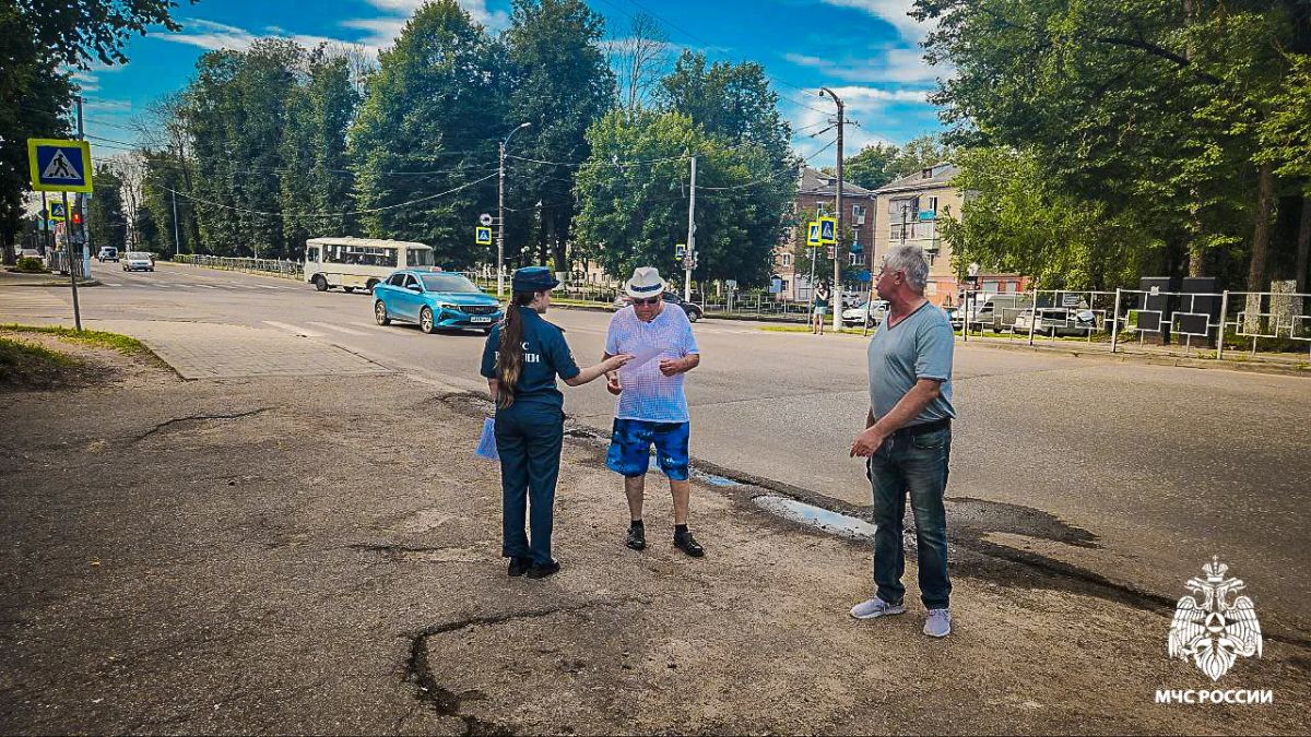 В городе Вязьма инспекторы межрайонного отдела надзорной деятельности и профилактической работы МЧС России усилили работу с населением В городе Вязьма инспекторы межрайонного отдела надзорной деятельности и профилактической работы МЧС России усилили работу с населением