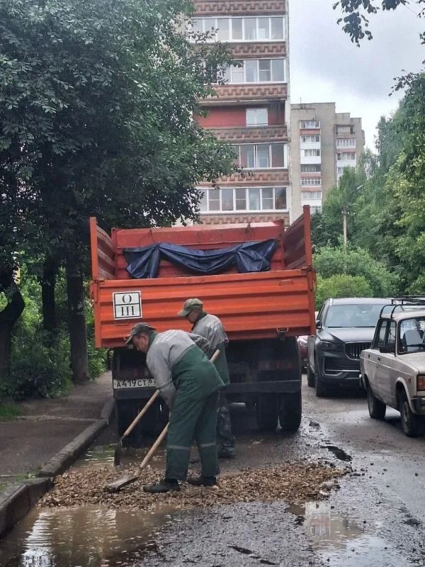 Смоленские коммунальщики выполняют работы подсыпку дорог во дворах