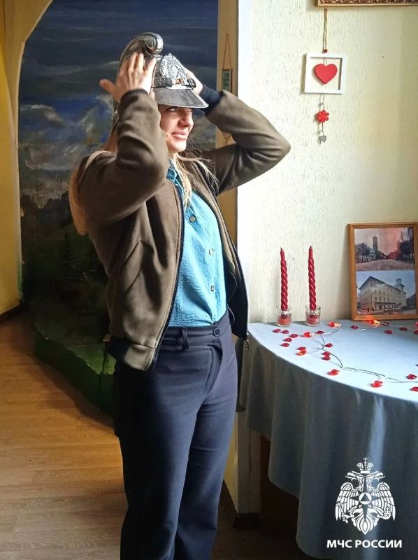 Желаем счастья!. В День семьи, любви и верности даже сильный дождь не смог остановить решительных и смелых смолянок, которые хотели попытать счастья в музее пожарных и спасателей и примерить «волшебную» каску дозорного...