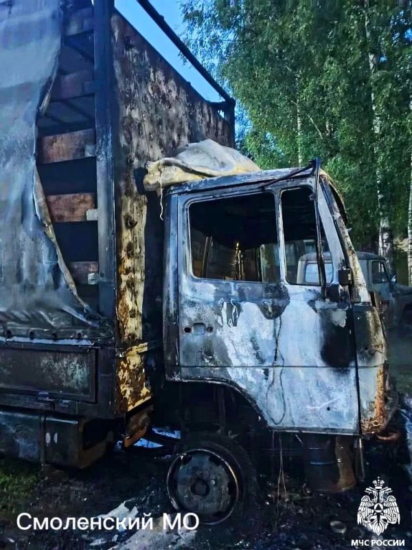 За сутки спасатели дважды выезжали на горящие авто За сутки спасатели дважды выезжали на горящие авто