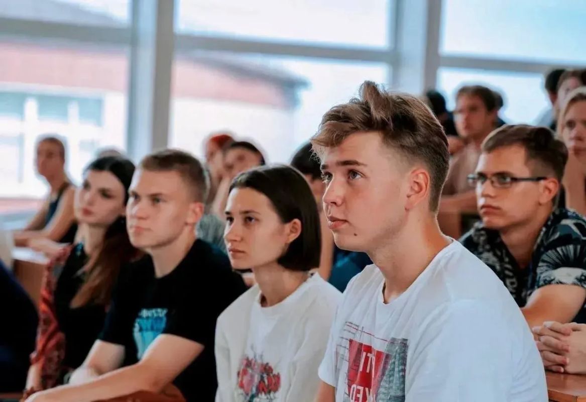 Василий Анохин: У абитуриентов сейчас ответственный и волнительный период – они делают первый шаг к своей будущей профессии Василий Анохин: У абитуриентов сейчас ответственный и волнительный период – они делают первый шаг к своей будущей профессии
