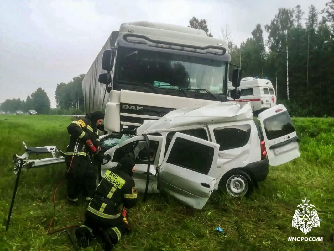С помощью гидравлического аварийно-спасательного инструмента и бензореза тела погибших деблокированы из искореженного автомобиля С помощью гидравлического аварийно-спасательного инструмента и бензореза тела погибших деблокированы из искореженного автомобиля