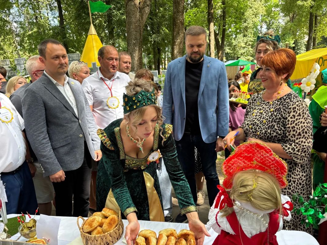 Артём Туров: В городе Демидове на родине нашего земляка Юрия Никулина состоялся масштабный праздник "Его Величество Огурец" Артём Туров: В городе Демидове на родине нашего земляка Юрия Никулина состоялся масштабный праздник "Его Величество Огурец"