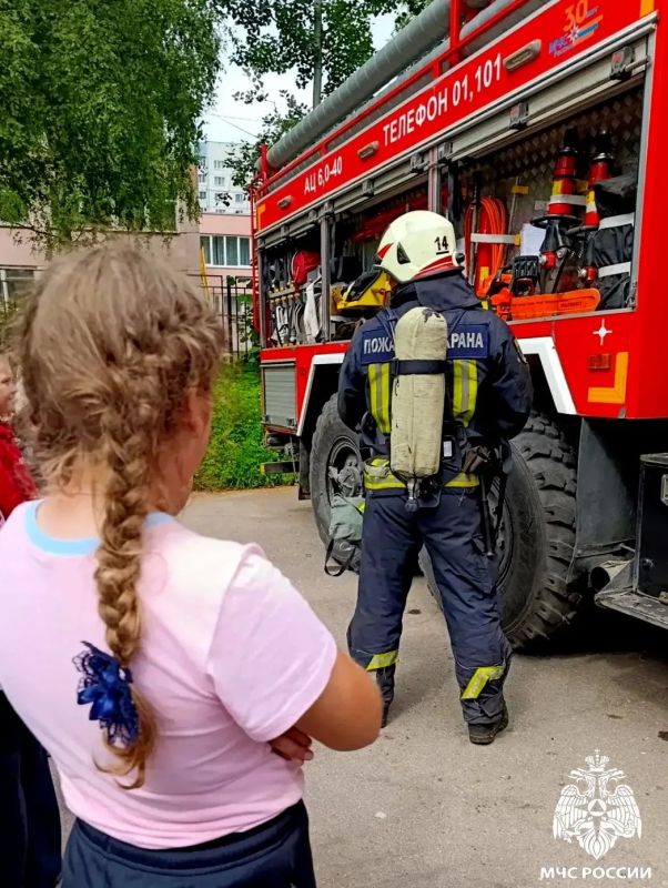 От теории к практике: в Сафонове для школьников провели урок пожарной безопасности От теории к практике: в Сафонове для школьников провели урок пожарной безопасности
