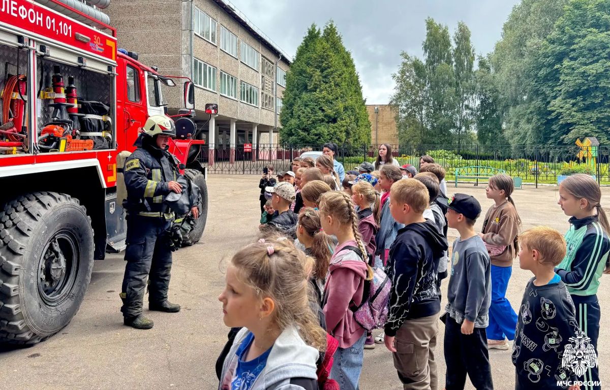 От теории к практике: в Сафонове для школьников провели урок пожарной безопасности От теории к практике: в Сафонове для школьников провели урок пожарной безопасности