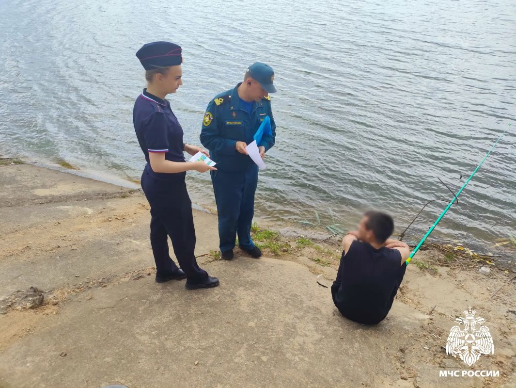 На страже летнего отдыха. Сотрудник отдела безопасности людей на водных объектах ГУ МЧС России по Смоленской области Андрей Сапожников совместно с представителем УМВД России по Смоленской области провели патрулирование мест... На страже летнего отдыха. Сотрудник отдела безопасности людей на водных объектах ГУ МЧС России по Смоленской области Андрей Сапожников совместно с представителем УМВД России по Смоленской области провели патрулирование мест...