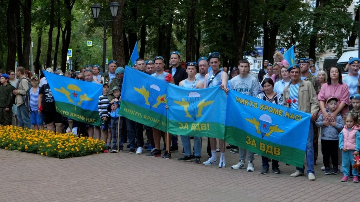 Александр Новиков: Уважаемые воины-десантники, ветераны Воздушно-десантных войск! Александр Новиков: Уважаемые воины-десантники, ветераны Воздушно-десантных войск!