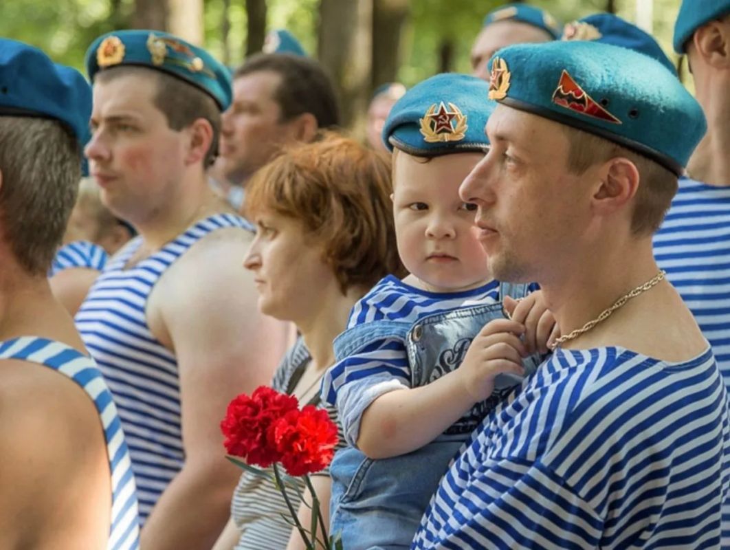 В Смоленской области, как и по всей стране, отмечают день ВДВ В Смоленской области, как и по всей стране, отмечают день ВДВ