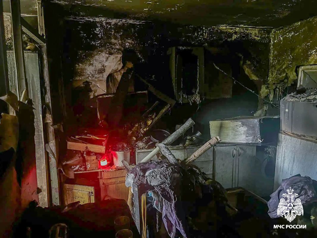 Из горящего общежития в Рославле спасли 20 человек, в том числе пятерых детей Из горящего общежития в Рославле спасли 20 человек, в том числе пятерых детей