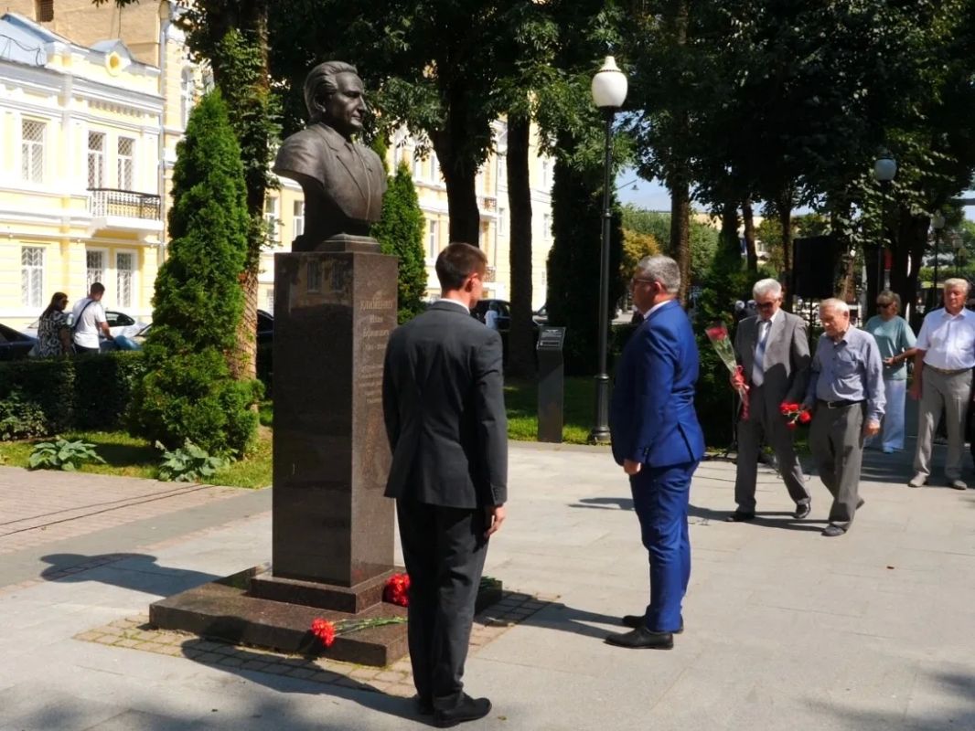 Александр Новиков: Сегодня мы отмечаем День строителя – праздник людей, чьими руками создаётся облик Смоленска, его будущее, его душа Александр Новиков: Сегодня мы отмечаем День строителя – праздник людей, чьими руками создаётся облик Смоленска, его будущее, его душа
