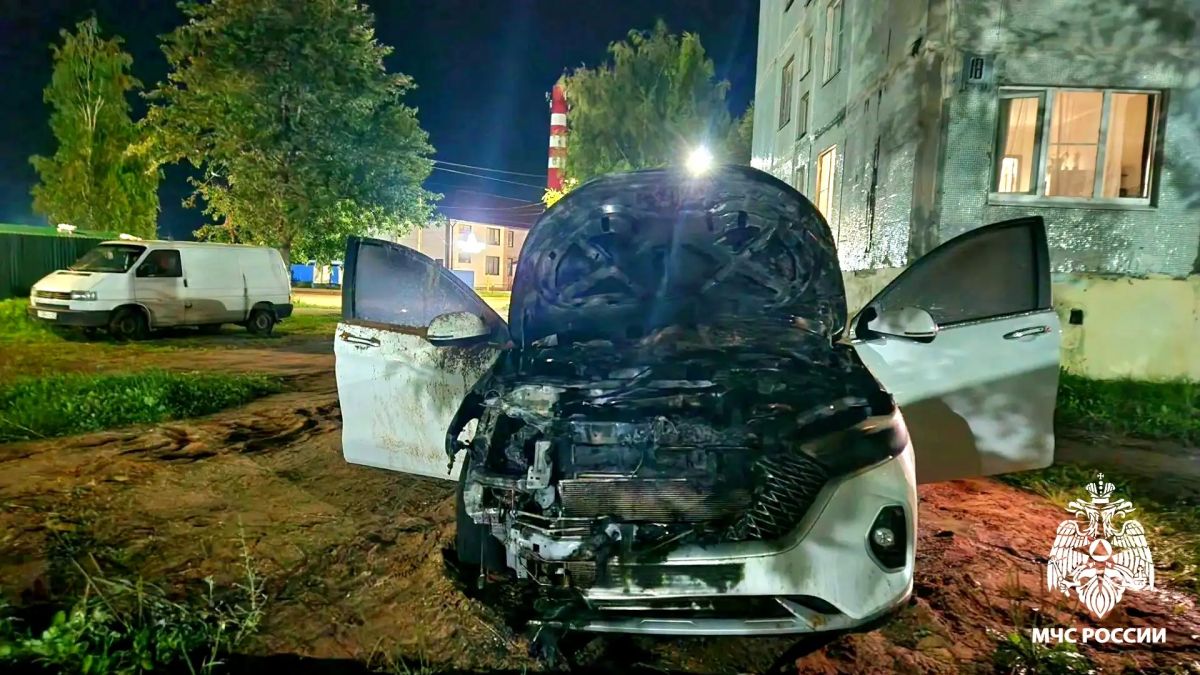 Ночной пожар у многоэтажки Ночной пожар у многоэтажки