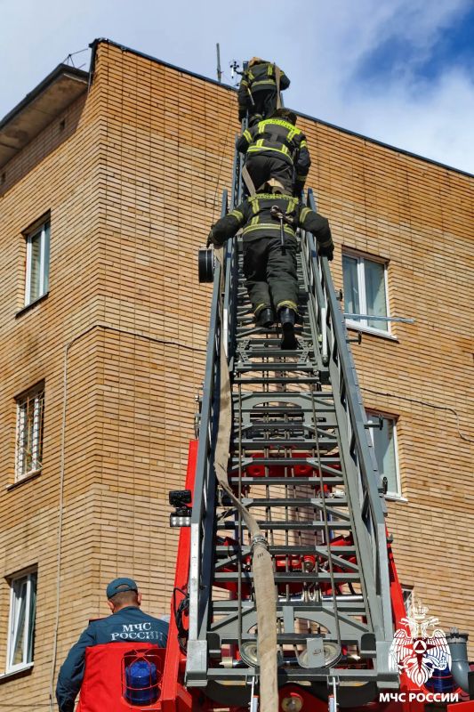 На высоте. В рамках плановых мероприятий по повышению профессионального мастерства и боевой готовности у личного состава 5 пожарно-спасательной части города Смоленска прошло пожарно-тактическое занятие На высоте. В рамках плановых мероприятий по повышению профессионального мастерства и боевой готовности у личного состава 5 пожарно-спасательной части города Смоленска прошло пожарно-тактическое занятие