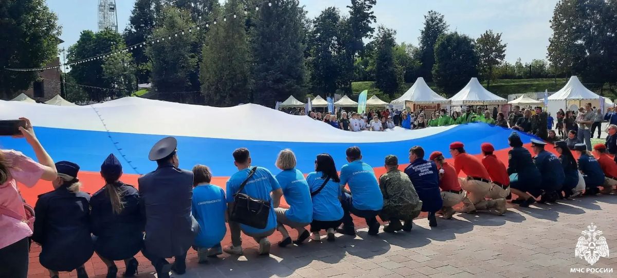 День Флага в Смоленске!. Сегодня на массовом поле в Смоленске развернулось по-настоящему масштабное событие День Флага в Смоленске!. Сегодня на массовом поле в Смоленске развернулось по-настоящему масштабное событие