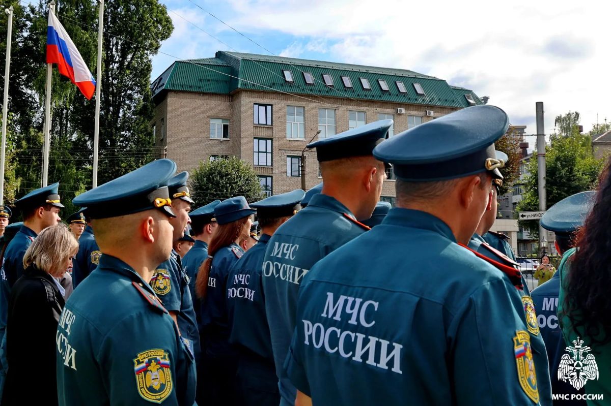 Сотрудники МЧС России отмечают День государственного флага Российской Федерации Сотрудники МЧС России отмечают День государственного флага Российской Федерации
