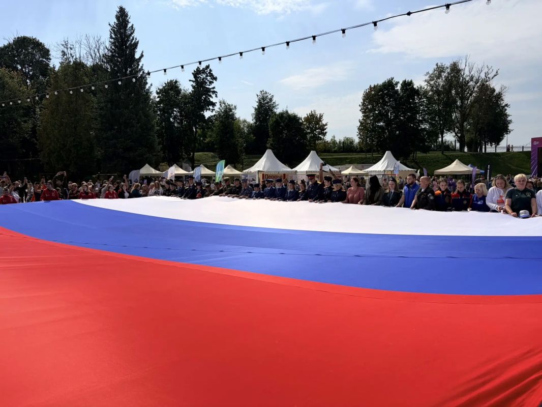 Сотрудники СУ СК России по Смоленской области приняли участие в праздновании Дня Государственного флага Российской Федерации Сотрудники СУ СК России по Смоленской области приняли участие в праздновании Дня Государственного флага Российской Федерации