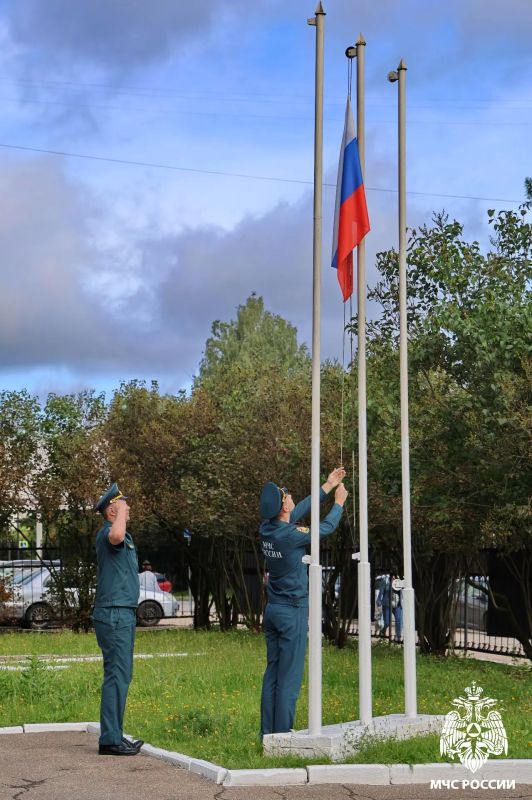 Сотрудники МЧС России отмечают День государственного флага Российской Федерации Сотрудники МЧС России отмечают День государственного флага Российской Федерации